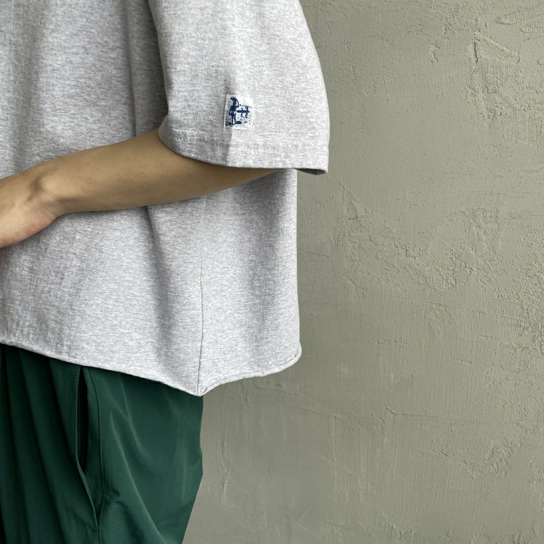 The Endless Summer [エンドレスサマー] 別注 手書き風ロゴ BUHIバックプリント カットオフTシャツ [FH-25574508-JF] MIX GRAY &&モデル身長：158cm 着用サイズ：F&&