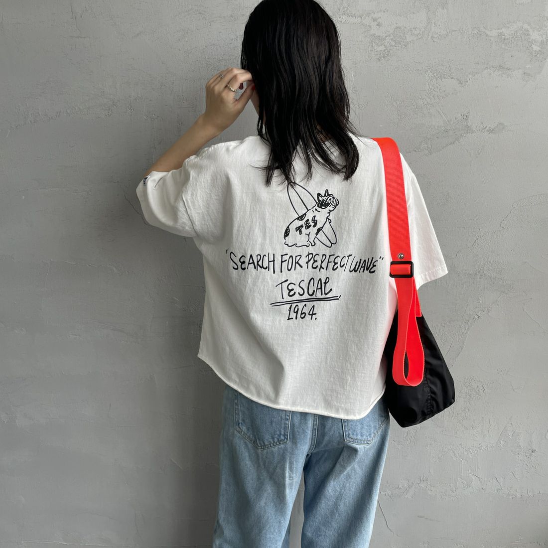 The Endless Summer [エンドレスサマー] 別注 手書き風ロゴ BUHIバックプリント カットオフTシャツ [FH-25574508-JF] WHITE &&モデル身長：160cm 着用サイズ：F&&