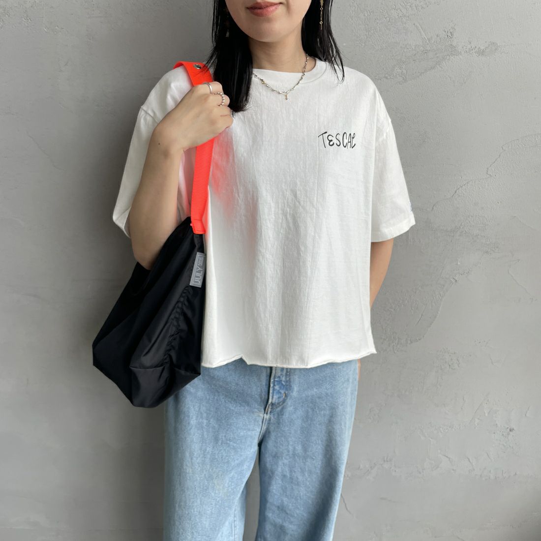 The Endless Summer [エンドレスサマー] 別注 手書き風ロゴ BUHIバックプリント カットオフTシャツ [FH-25574508-JF] WHITE &&モデル身長：160cm 着用サイズ：F&&