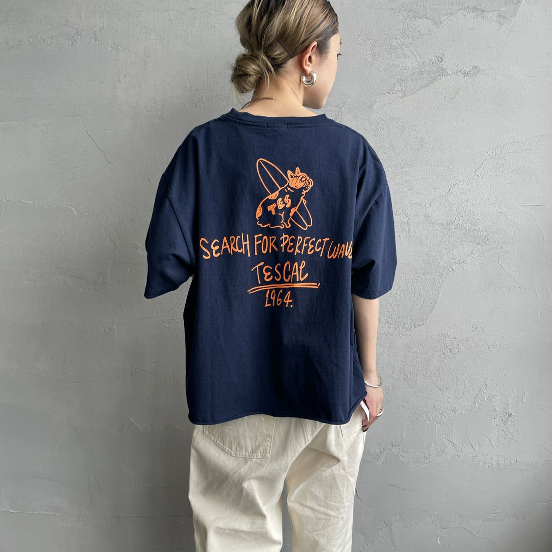 The Endless Summer [エンドレスサマー] 別注 手書き風ロゴ BUHIバックプリント カットオフTシャツ [FH-25574508-JF] NAVY &&モデル身長：150cm 着用サイズ：F&&