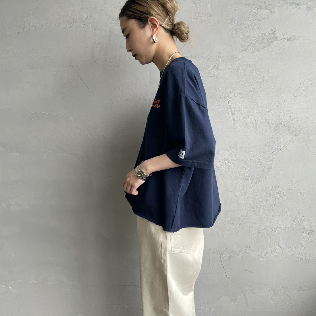 The Endless Summer [エンドレスサマー] 別注 手書き風ロゴ BUHIバックプリント カットオフTシャツ [FH-25574508-JF] NAVY &&モデル身長：150cm 着用サイズ：F&&