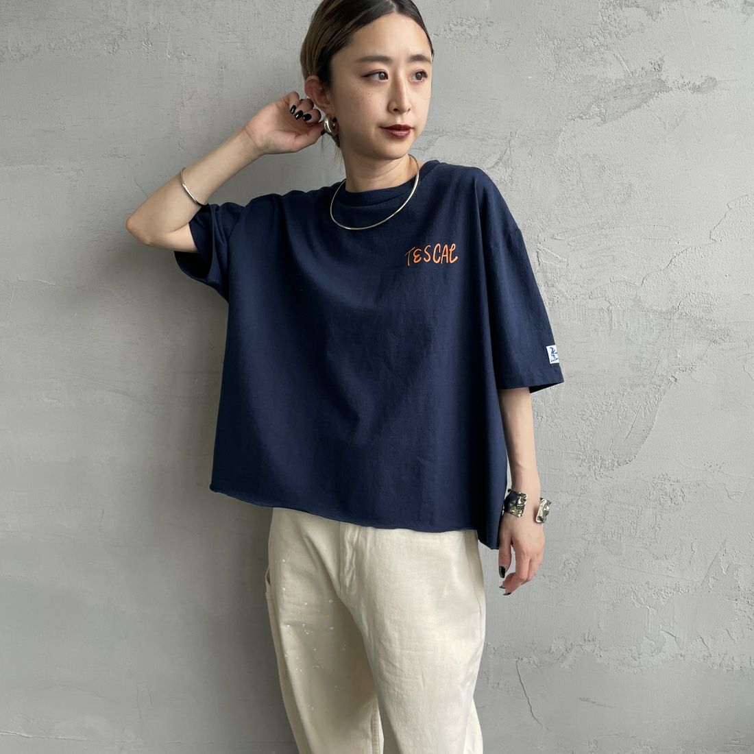 The Endless Summer [エンドレスサマー] 別注 手書き風ロゴ BUHIバックプリント カットオフTシャツ [FH-25574508-JF] NAVY &&モデル身長：150cm 着用サイズ：F&&