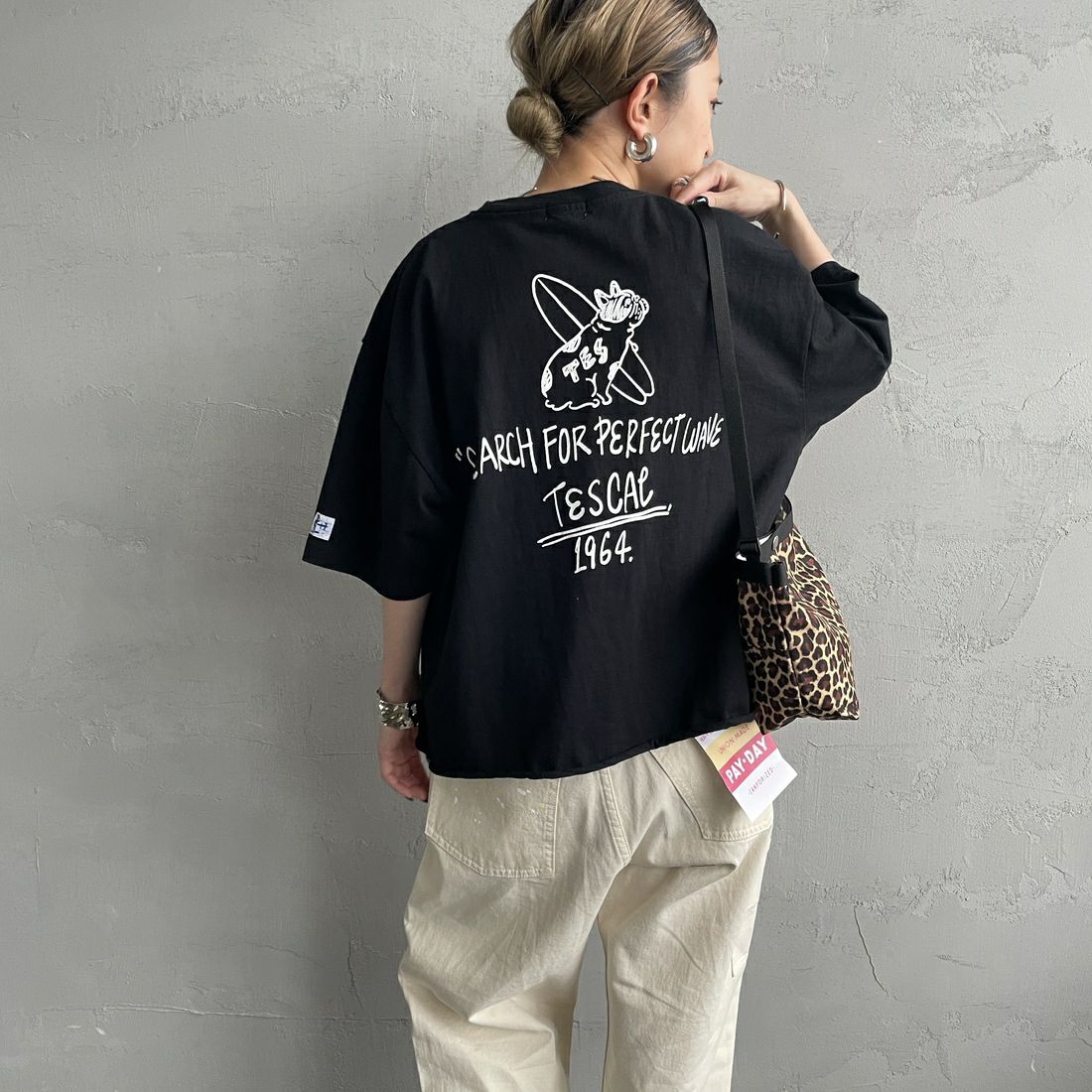 The Endless Summer [エンドレスサマー] 別注 手書き風ロゴ BUHIバックプリント カットオフTシャツ [FH-25574508-JF] BLACK &&モデル身長：150cm 着用サイズ：F&&