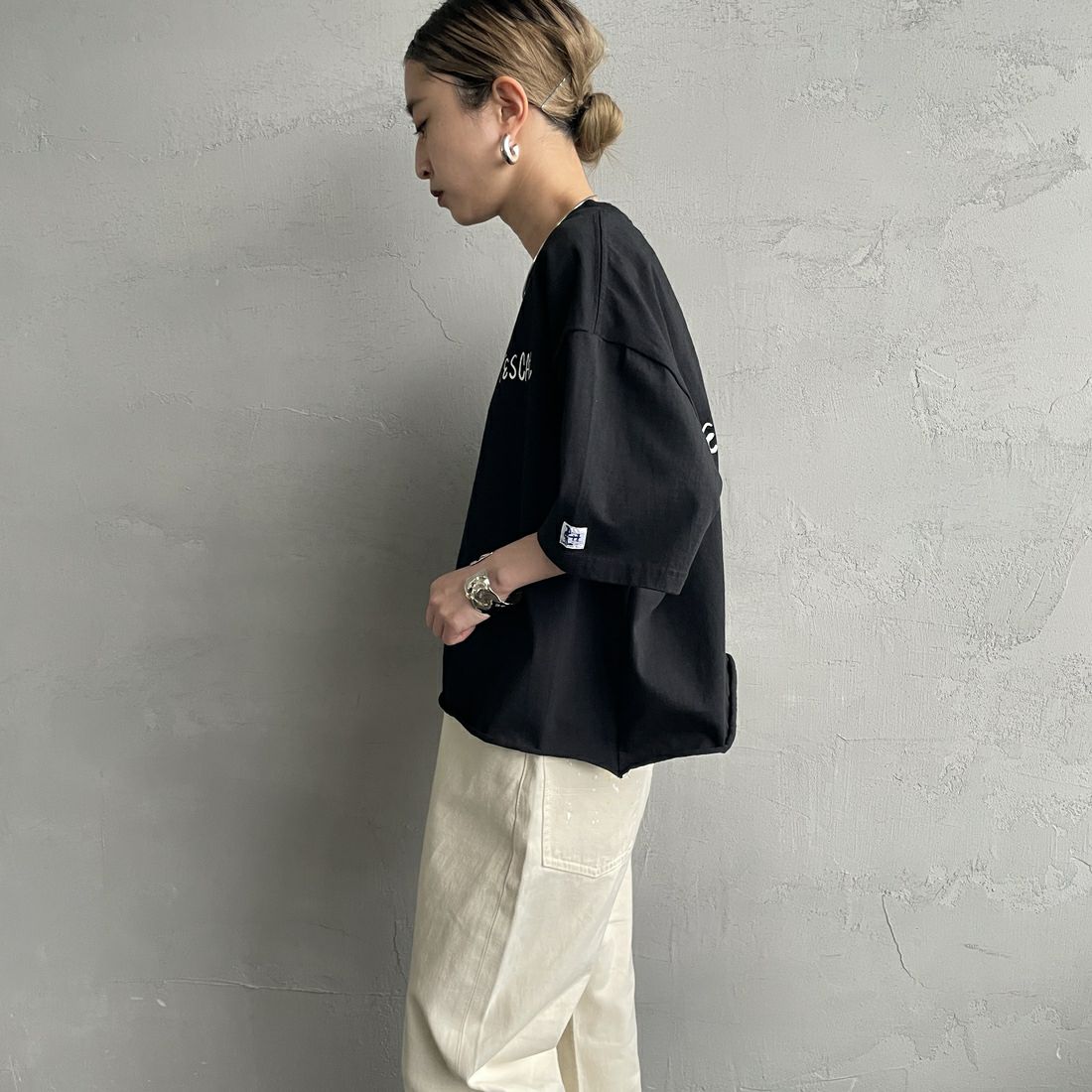 The Endless Summer [エンドレスサマー] 別注 手書き風ロゴ BUHIバックプリント カットオフTシャツ [FH-25574508-JF] BLACK &&モデル身長：150cm 着用サイズ：F&&