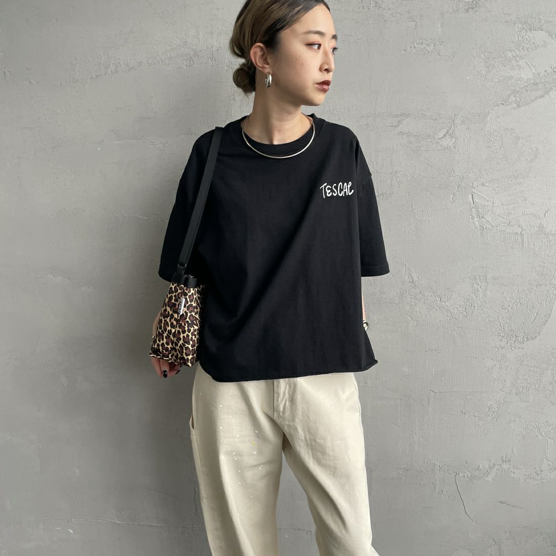 The Endless Summer [エンドレスサマー] 別注 手書き風ロゴ BUHIバックプリント カットオフTシャツ [FH-25574508-JF] BLACK &&モデル身長：150cm 着用サイズ：F&&