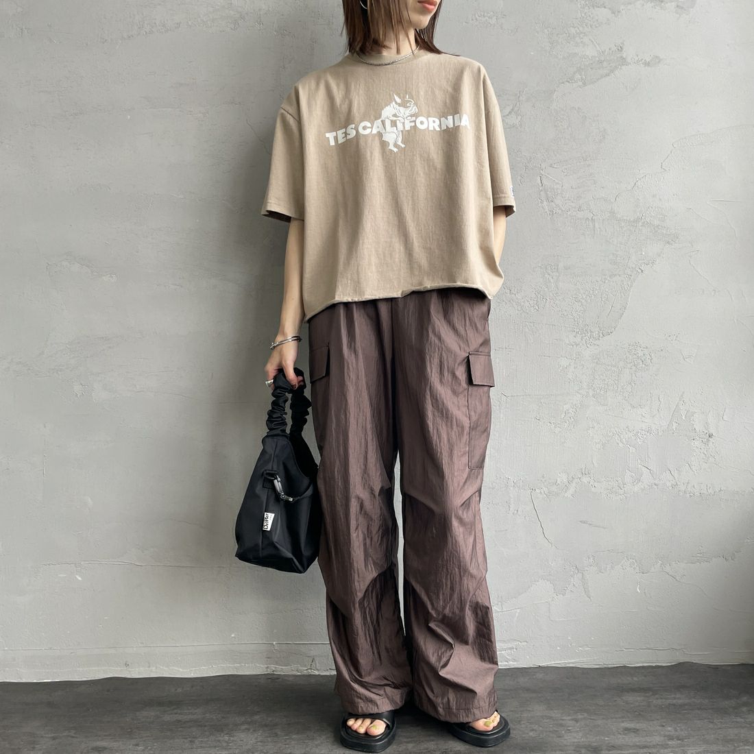 The Endless Summer [エンドレスサマー] 別注 TES CALフロッキーロゴプリント カットオフTシャツ [FH-25574509-JF] BEIGE &&モデル身長：158cm 着用サイズ：F&&
