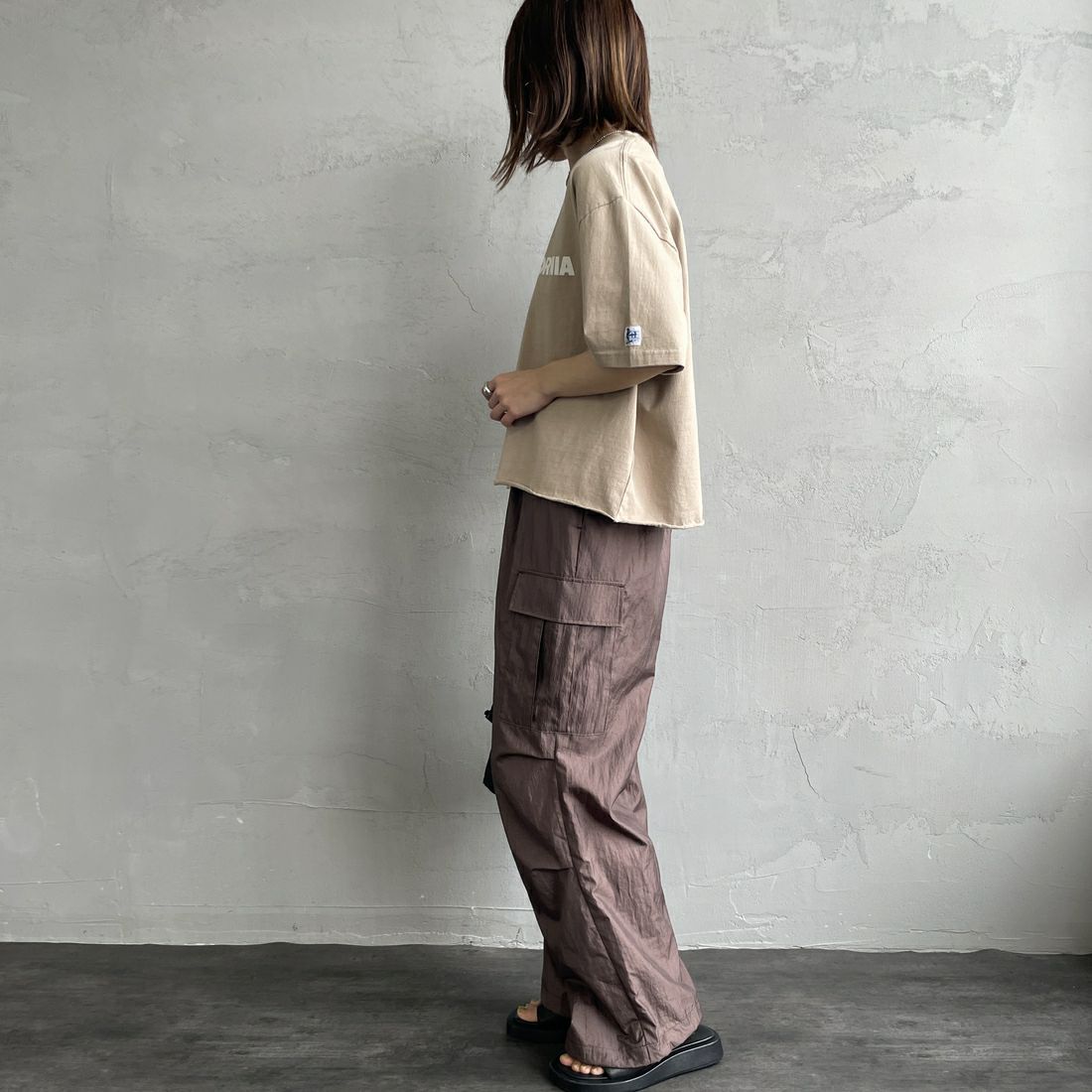 The Endless Summer [エンドレスサマー] 別注 TES CALフロッキーロゴプリント カットオフTシャツ [FH-25574509-JF] BEIGE &&モデル身長：158cm 着用サイズ：F&&