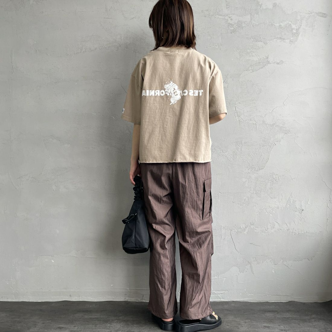 The Endless Summer [エンドレスサマー] 別注 TES CALフロッキーロゴプリント カットオフTシャツ [FH-25574509-JF] BEIGE &&モデル身長：158cm 着用サイズ：F&&