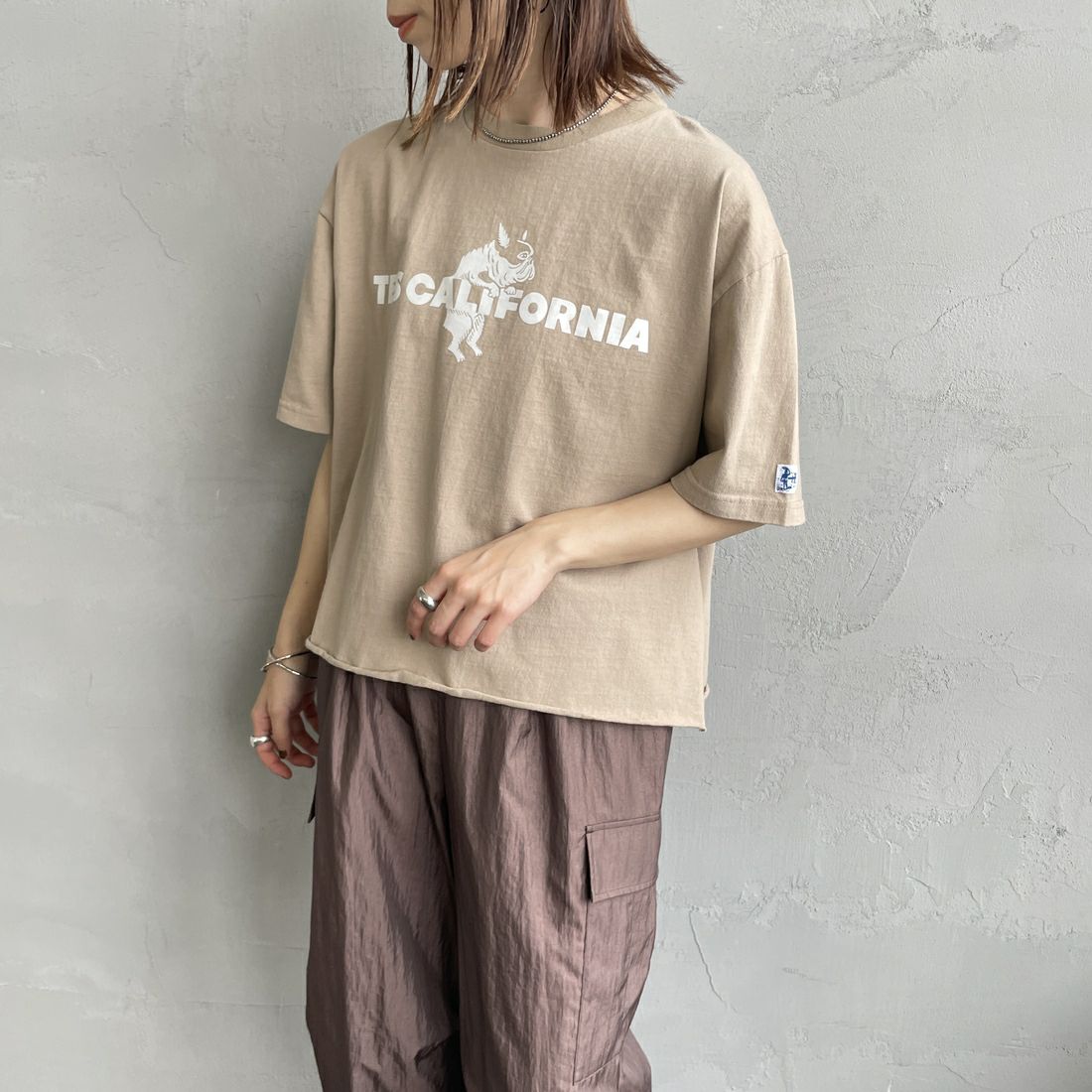 The Endless Summer [エンドレスサマー] 別注 TES CALフロッキーロゴプリント カットオフTシャツ [FH-25574509-JF] BEIGE &&モデル身長：158cm 着用サイズ：F&&