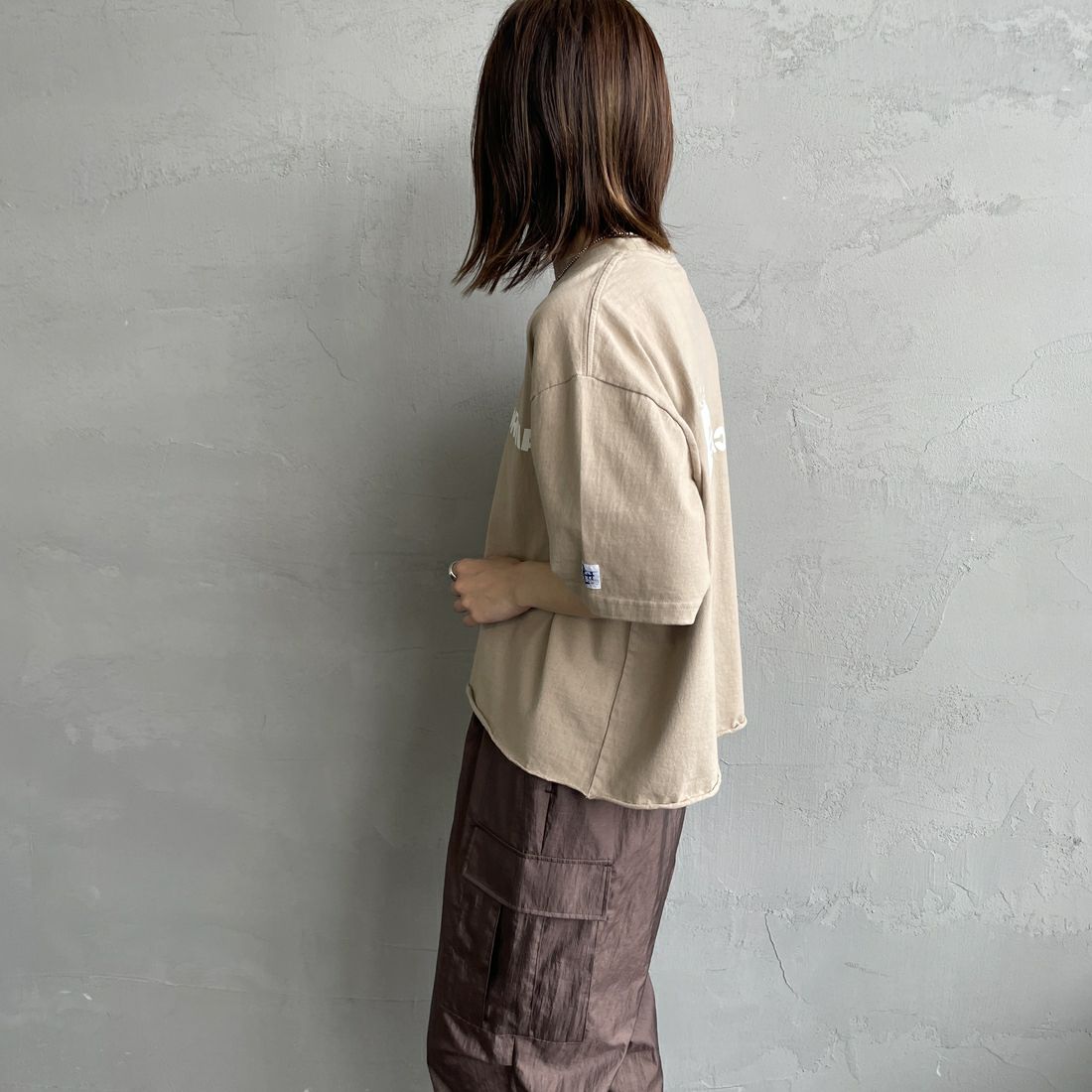The Endless Summer [エンドレスサマー] 別注 TES CALフロッキーロゴプリント カットオフTシャツ [FH-25574509-JF] BEIGE &&モデル身長：158cm 着用サイズ：F&&