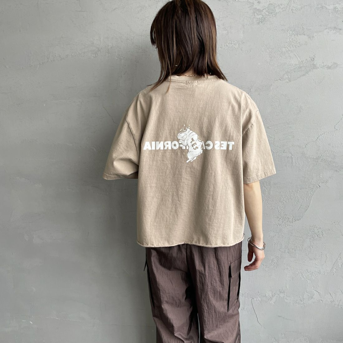 The Endless Summer [エンドレスサマー] 別注 TES CALフロッキーロゴプリント カットオフTシャツ [FH-25574509-JF] BEIGE &&モデル身長：158cm 着用サイズ：F&&