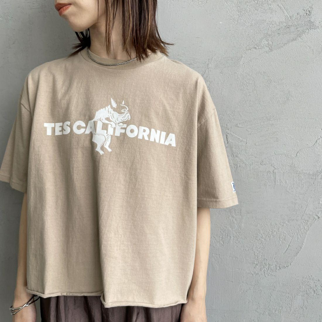 The Endless Summer [エンドレスサマー] 別注 TES CALフロッキーロゴプリント カットオフTシャツ [FH-25574509-JF] BEIGE &&モデル身長：158cm 着用サイズ：F&&