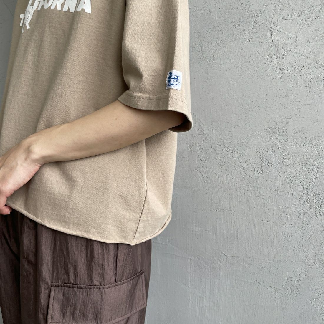 The Endless Summer [エンドレスサマー] 別注 TES CALフロッキーロゴプリント カットオフTシャツ [FH-25574509-JF] BEIGE &&モデル身長：158cm 着用サイズ：F&&