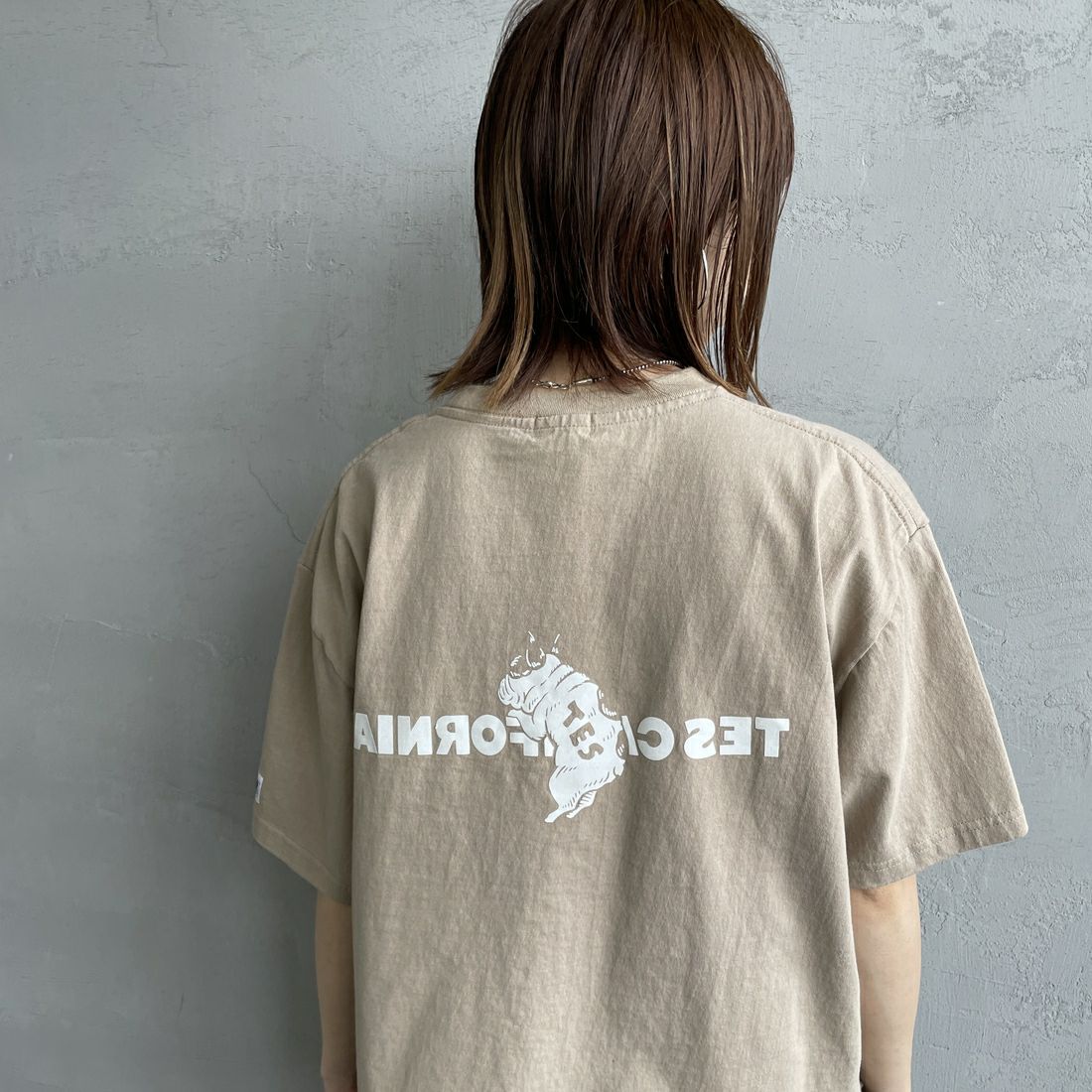 The Endless Summer [エンドレスサマー] 別注 TES CALフロッキーロゴプリント カットオフTシャツ [FH-25574509-JF] BEIGE &&モデル身長：158cm 着用サイズ：F&&