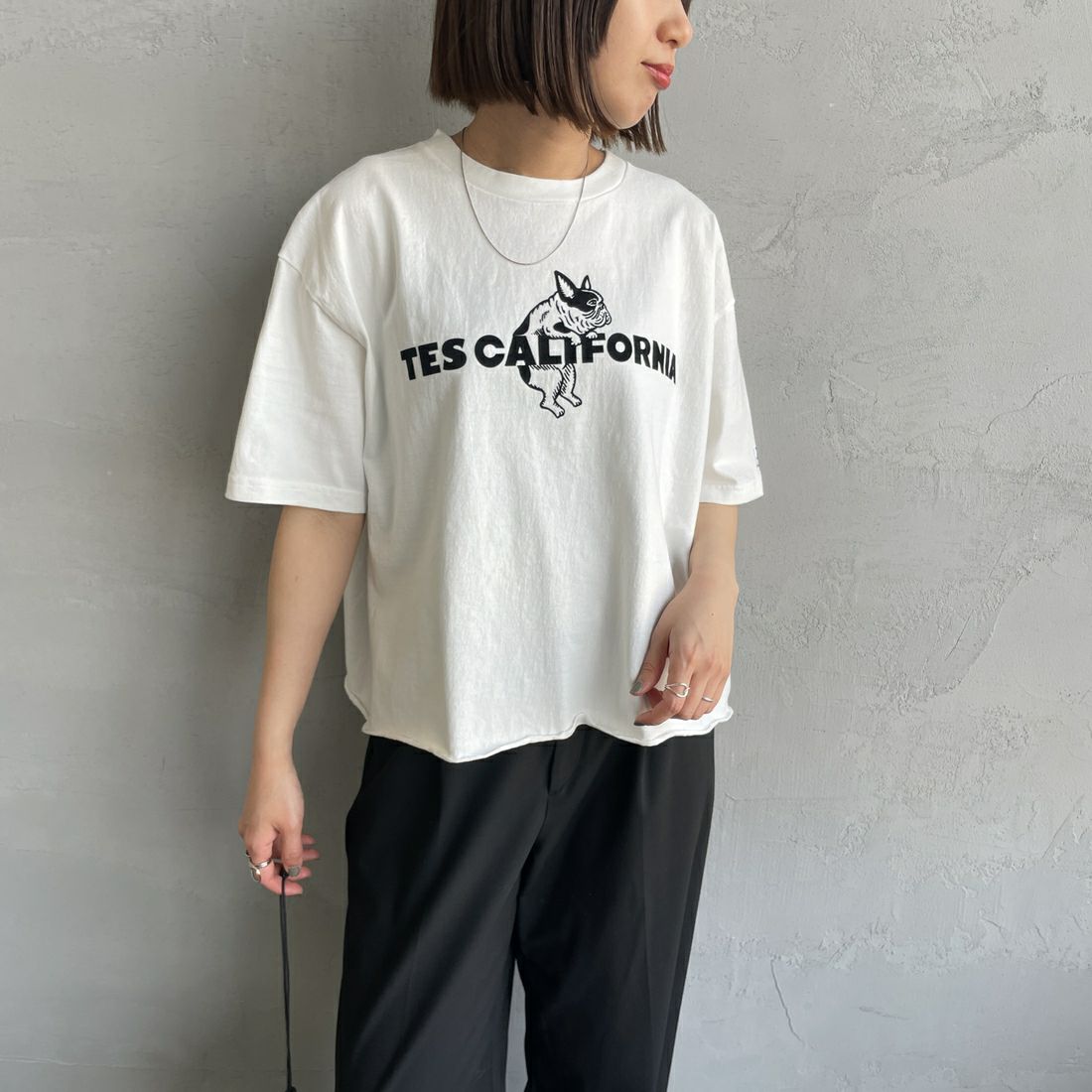 The Endless Summer [エンドレスサマー] 別注 TES CALフロッキーロゴプリント カットオフTシャツ [FH-25574509-JF] WHITE &&モデル身長：159cm 着用サイズ：F&&