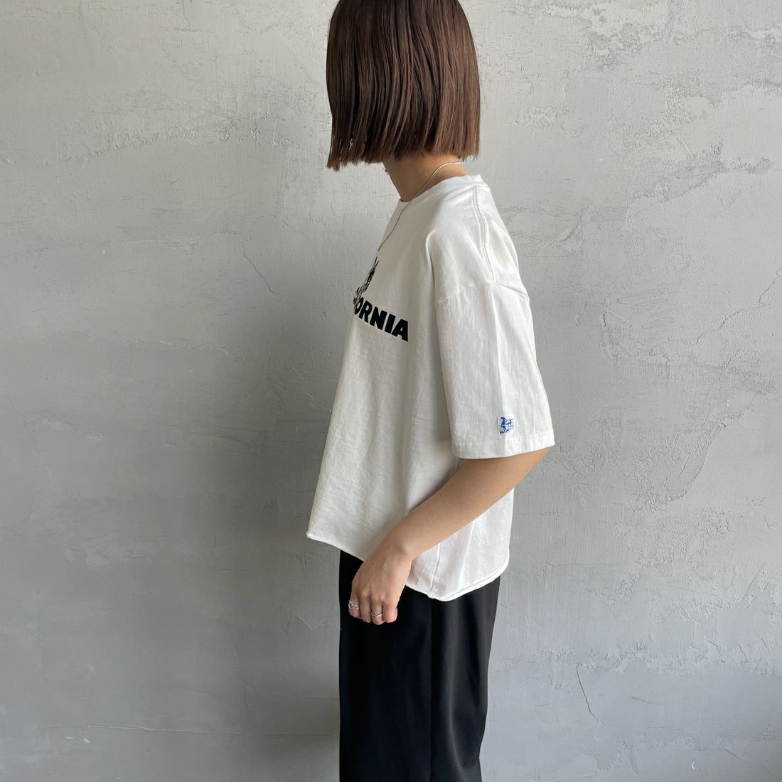 The Endless Summer [エンドレスサマー] 別注 TES CALフロッキーロゴプリント カットオフTシャツ [FH-25574509-JF] WHITE &&モデル身長：159cm 着用サイズ：F&&