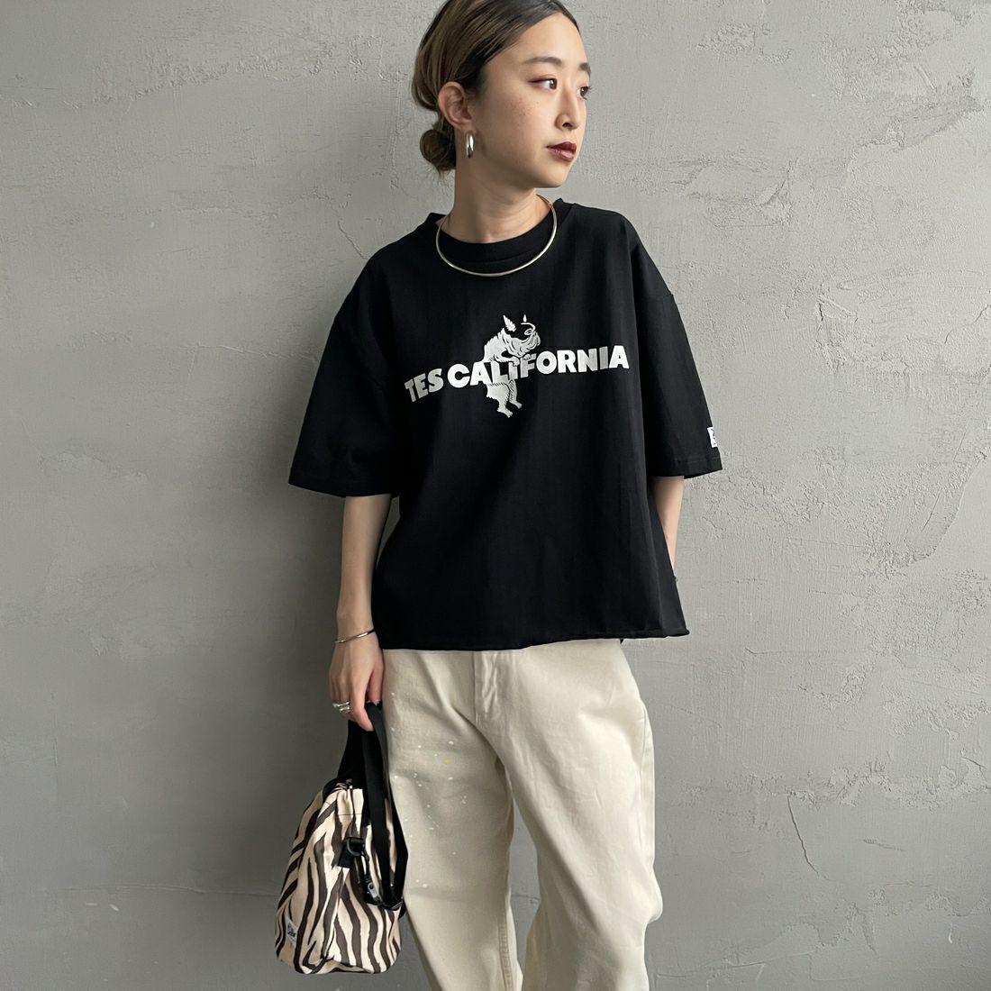 The Endless Summer [エンドレスサマー] 別注 TES CALフロッキーロゴプリント カットオフTシャツ [FH-25574509-JF] BLACK &&モデル身長：150cm 着用サイズ：F&&