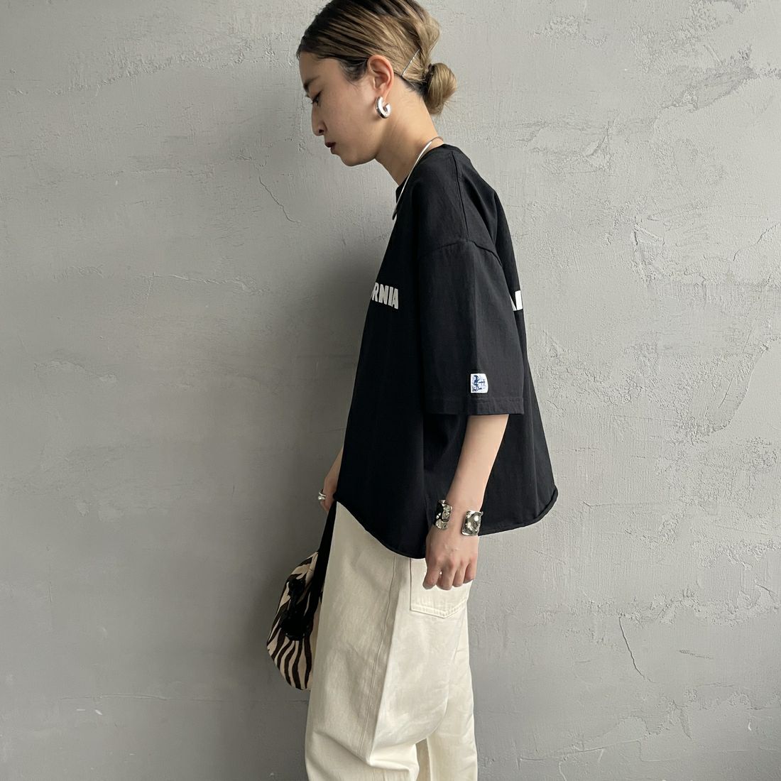 The Endless Summer [エンドレスサマー] 別注 TES CALフロッキーロゴプリント カットオフTシャツ [FH-25574509-JF] BLACK &&モデル身長：150cm 着用サイズ：F&&