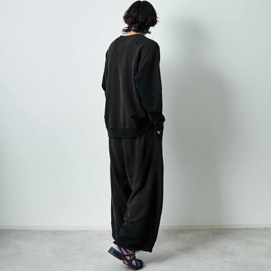 Needles [ニードルズ] ダーツスウェットシャツ [QV368] D BLACK &&モデル身長：179cm 着用サイズ：L&&