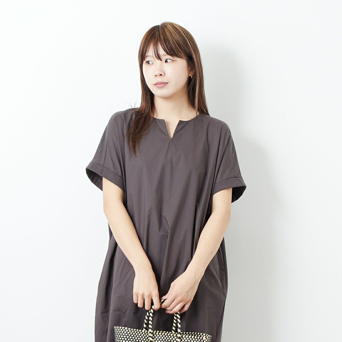 Jf Ready Made [ジェイエフレディメイド] ショートスリーブキーネックワンピース [3112109]802 ﾁｬｺｰﾙ &&モデル身長：167cm 着用サイズ：F&&