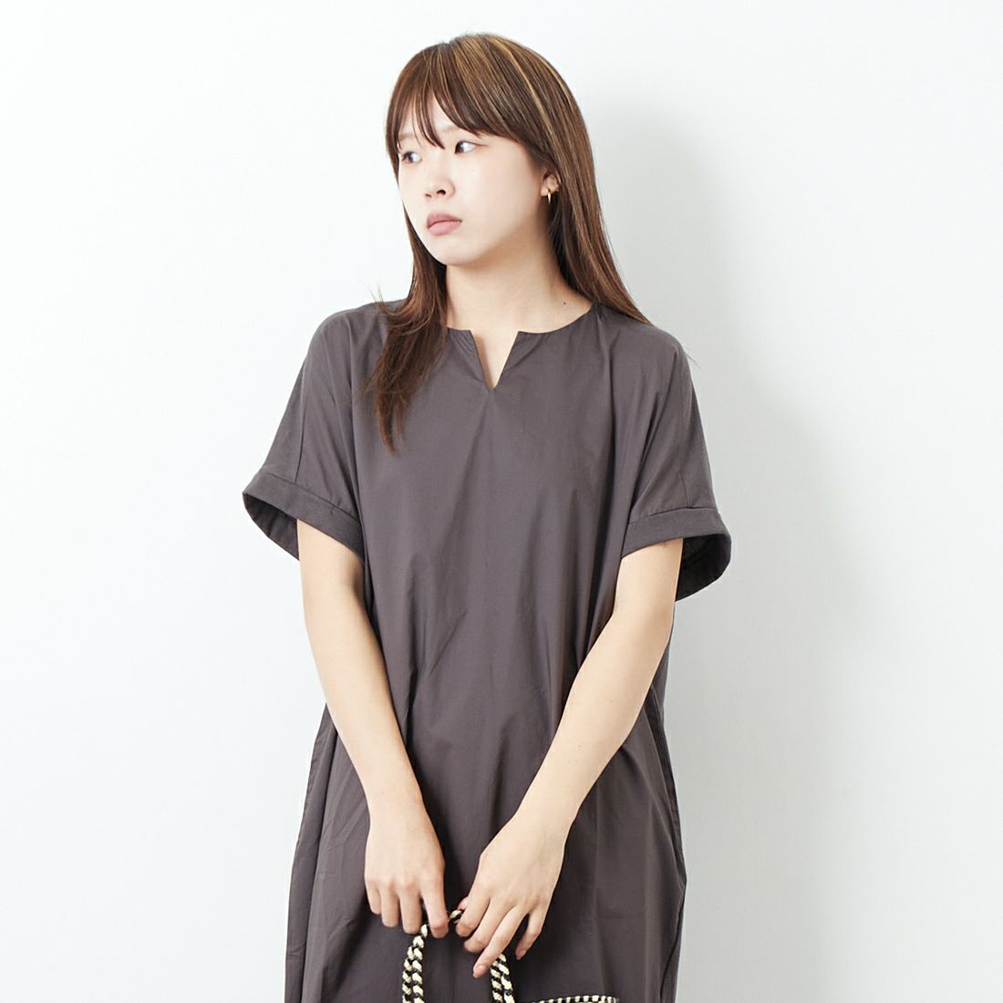Jf Ready Made [ジェイエフレディメイド] ショートスリーブキーネックワンピース [3112109]802 ﾁｬｺｰﾙ &&モデル身長：167cm 着用サイズ：F&&