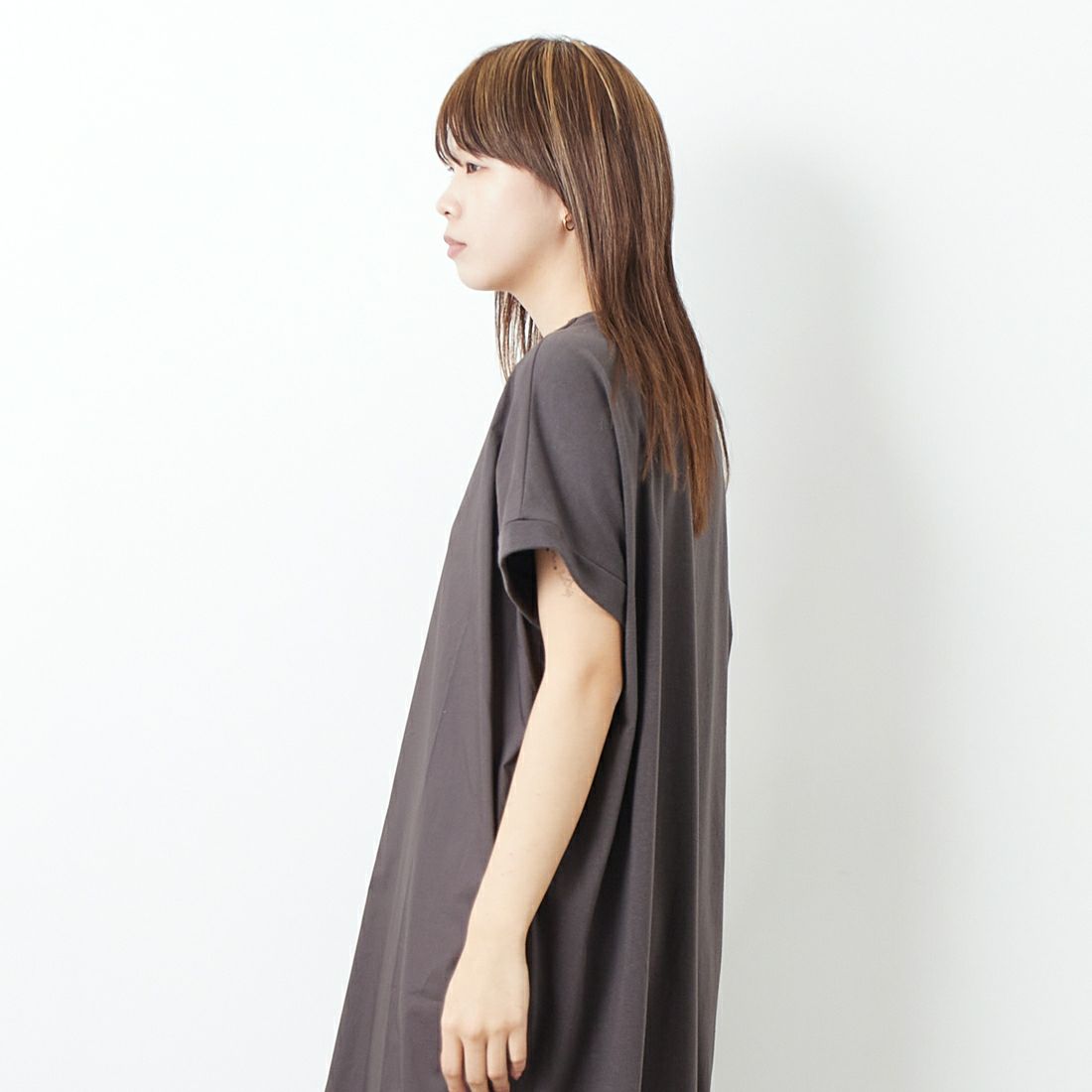 Jf Ready Made [ジェイエフレディメイド] ショートスリーブキーネックワンピース [3112109]802 ﾁｬｺｰﾙ &&モデル身長：167cm 着用サイズ：F&&