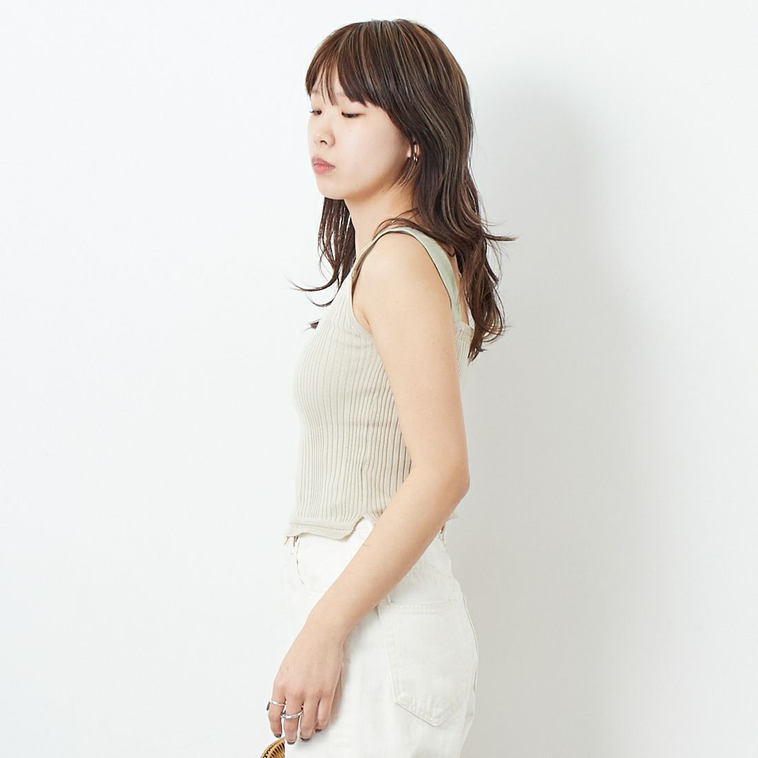 JoICEADDED [ジョイスアディッド] サトルアクセントキャミソールトップ [J251KN04] SOIL BEIGE &&モデル身長：167cm 着用サイズ：F&&