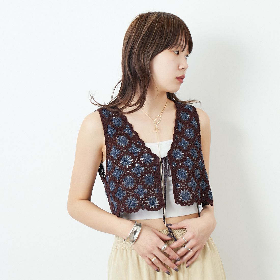 JoICEADDED [ジョイスアディッド] エンブロイダリーニットベスト [J251VT02] BROWN BLUE &&モデル身長：167cm 着用サイズ：F&&