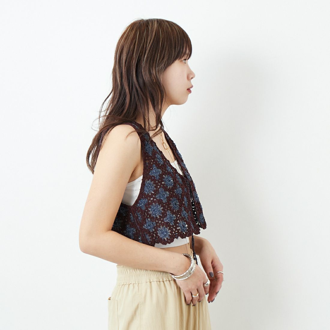 JoICEADDED [ジョイスアディッド] エンブロイダリーニットベスト [J251VT02] BROWN BLUE &&モデル身長：167cm 着用サイズ：F&&