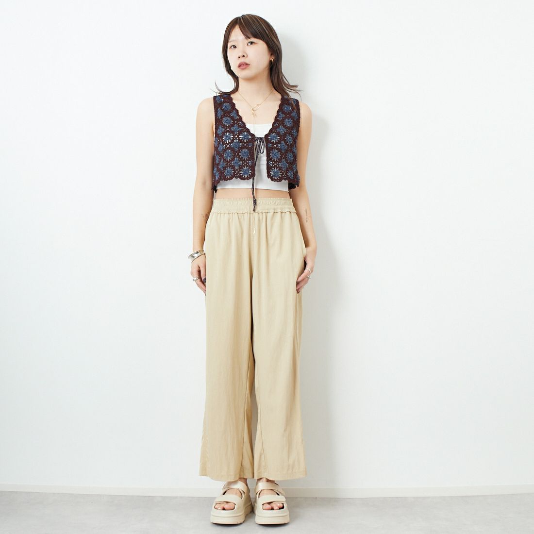 JoICEADDED [ジョイスアディッド] エンブロイダリーニットベスト [J251VT02] BROWN BLUE &&モデル身長：167cm 着用サイズ：F&&