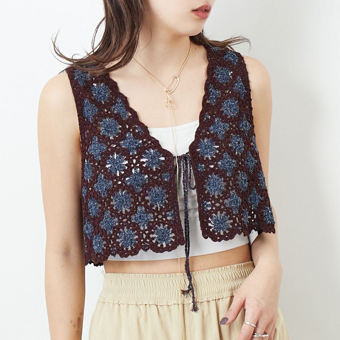 JoICEADDED [ジョイスアディッド] エンブロイダリーニットベスト [J251VT02] BROWN BLUE &&モデル身長：167cm 着用サイズ：F&&