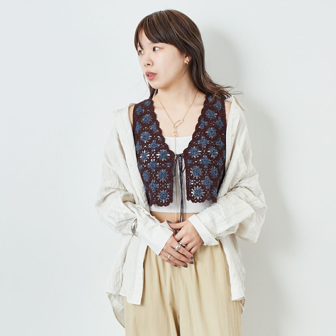 JoICEADDED [ジョイスアディッド] エンブロイダリーニットベスト [J251VT02] BROWN BLUE &&モデル身長：167cm 着用サイズ：F&&