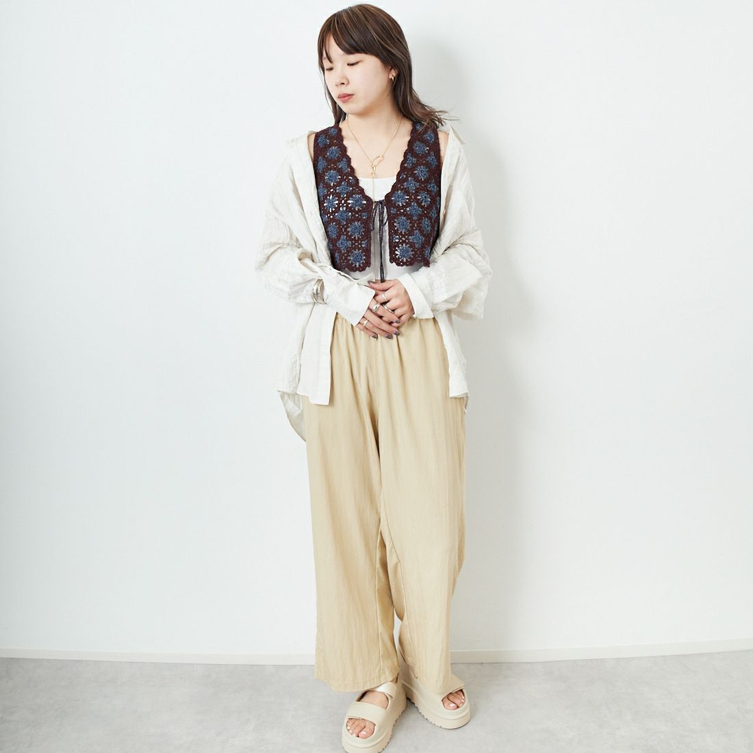 JoICEADDED [ジョイスアディッド] エンブロイダリーニットベスト [J251VT02] BROWN BLUE &&モデル身長：167cm 着用サイズ：F&&