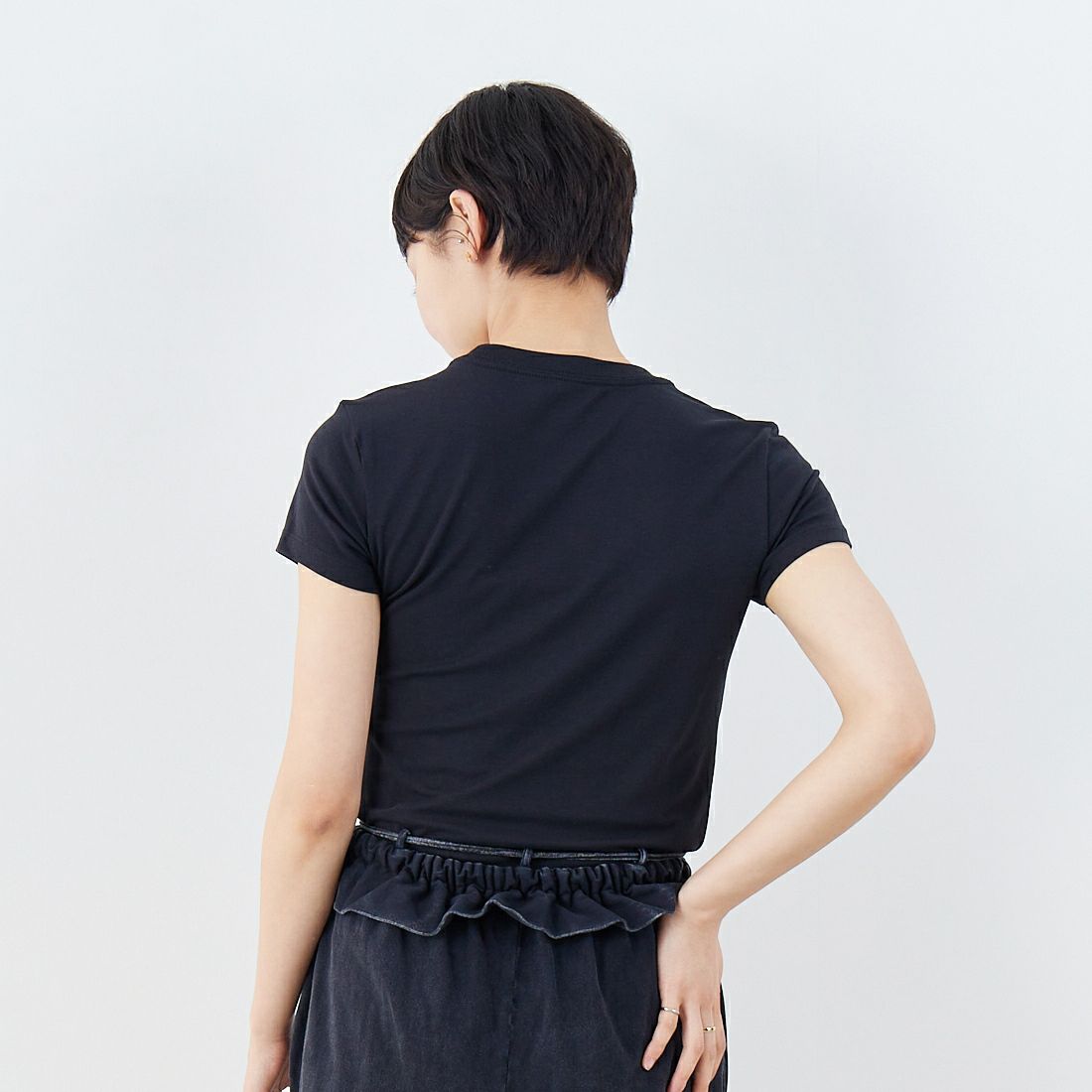 NIKE [ナイキ] スポーツウェア チルニットスリムTシャツ [HF9723] 010 BLACK &&モデル身長：160cm 着用サイズ：M&&