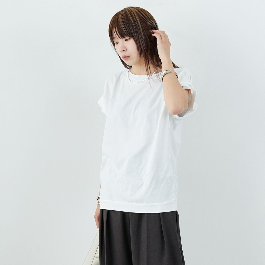 mizuiro ind [ミズイロインド] フリルスリーブ クルーネックプルオーバー [2-210110] 11 O.WHITE &&モデル身長：167cm 着用サイズ：F&&
