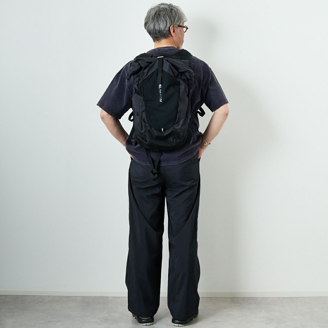 STILL BY HAND [スティルバイハンド] 別注 ドローコード付きワンタックパンツ [2501JF-EX03-JF] INK BLACK &&モデル身長：174cm 着用サイズ：48&&