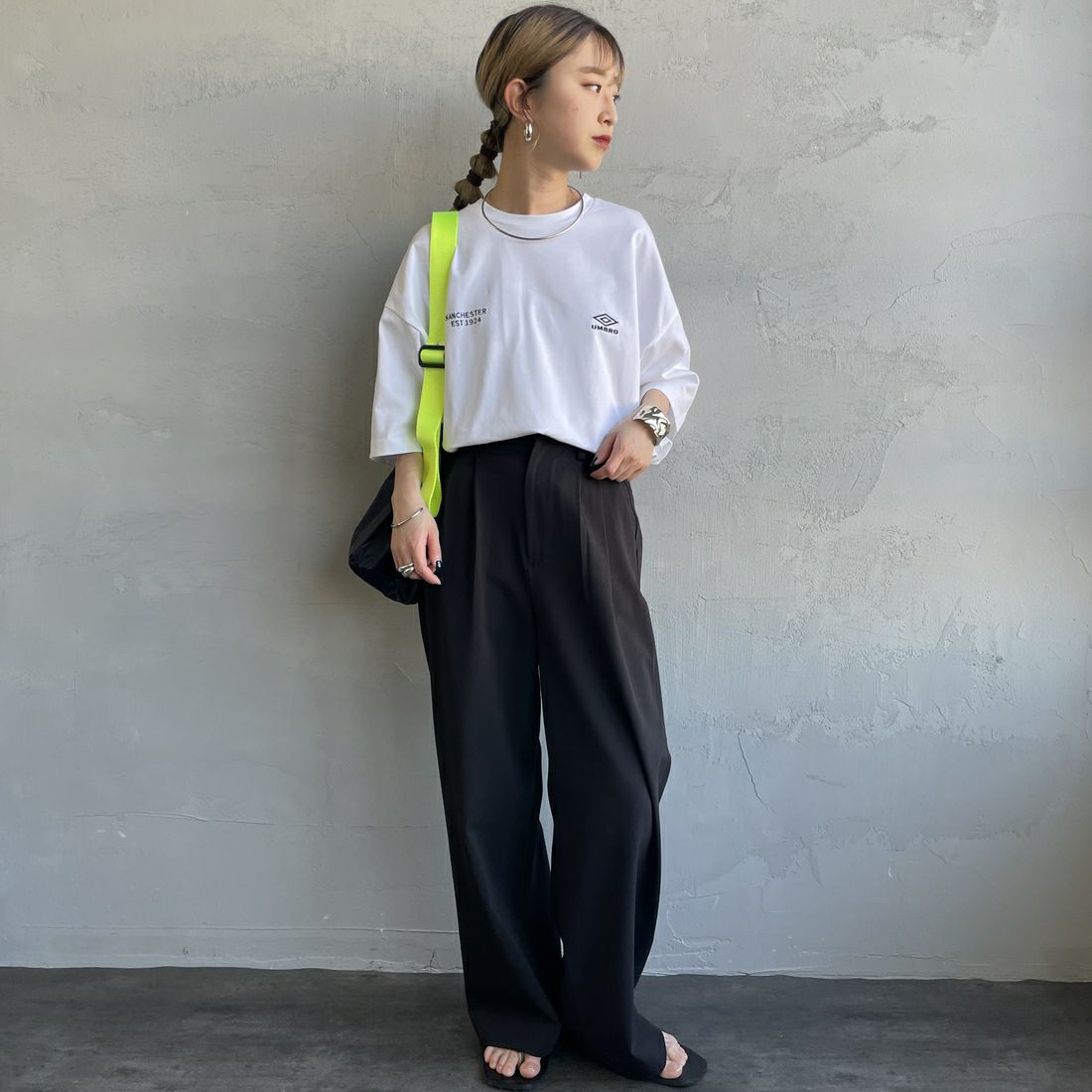 UMBRO [アンブロ] 別注 バックプリントTシャツ [KBT101-NK-03-JF] WHITE &&モデル身長：150cm 着用サイズ：S&&