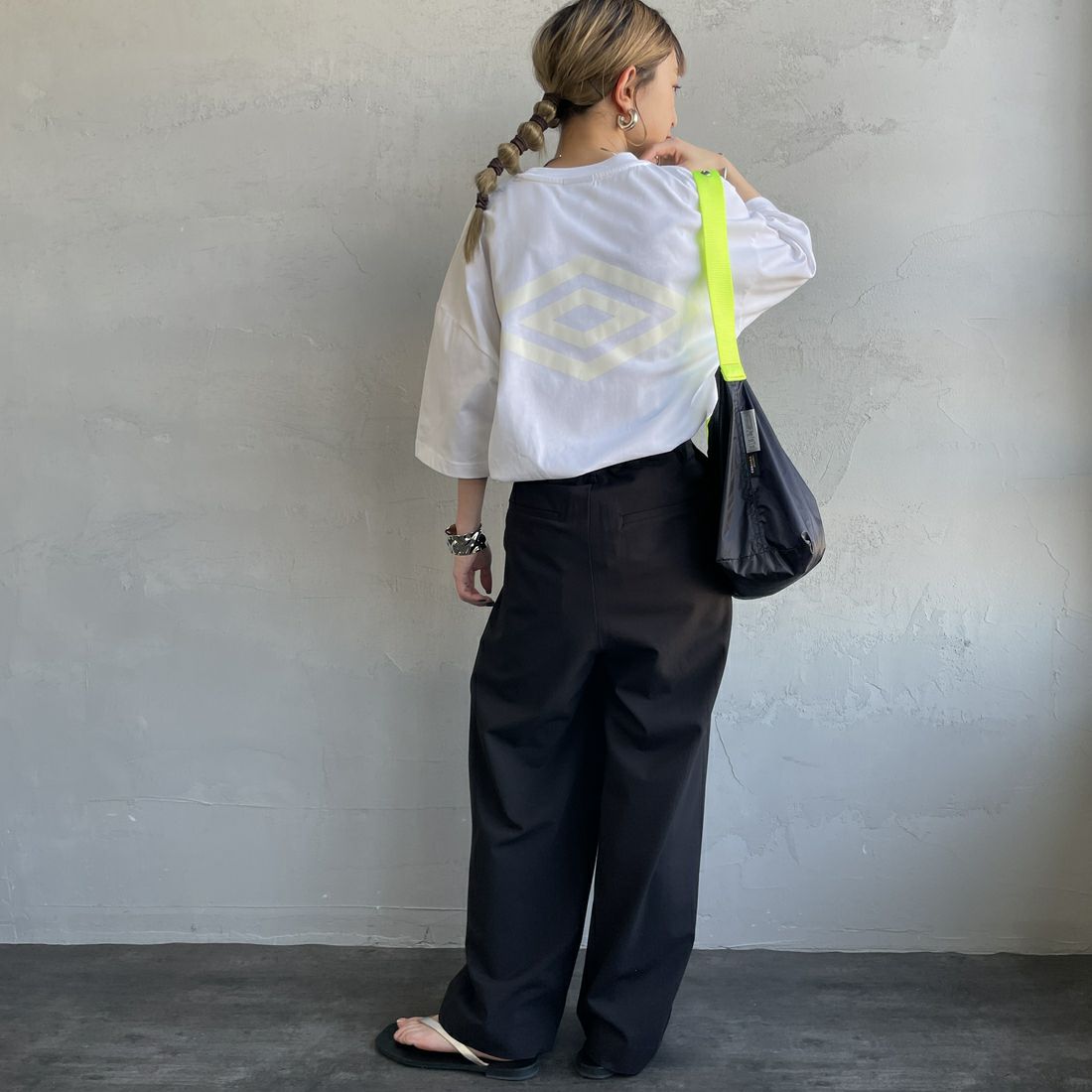 UMBRO [アンブロ] 別注 バックプリントTシャツ [KBT101-NK-03-JF] WHITE &&モデル身長：150cm 着用サイズ：S&&