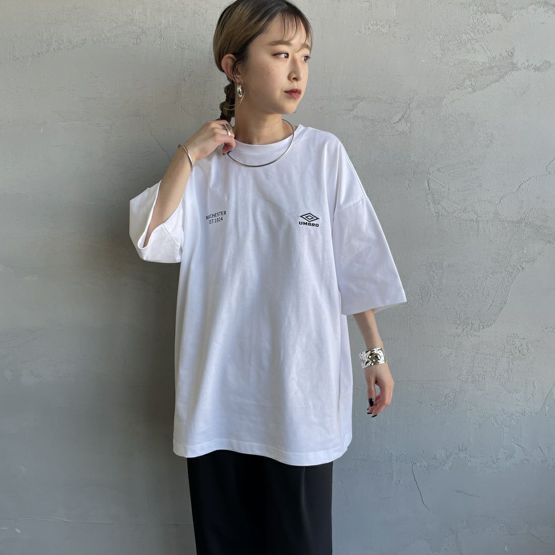UMBRO [アンブロ] 別注 バックプリントTシャツ [KBT101-NK-03-JF] WHITE &&モデル身長：150cm 着用サイズ：S&&