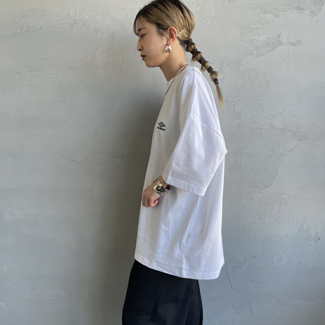 UMBRO [アンブロ] 別注 バックプリントTシャツ [KBT101-NK-03-JF] WHITE &&モデル身長：150cm 着用サイズ：S&&