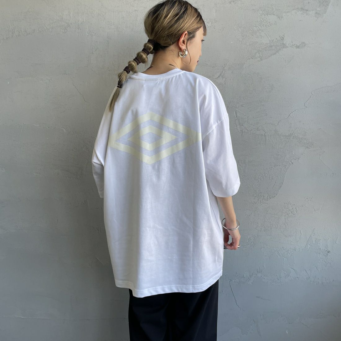 UMBRO [アンブロ] 別注 バックプリントTシャツ [KBT101-NK-03-JF] WHITE &&モデル身長：150cm 着用サイズ：S&&