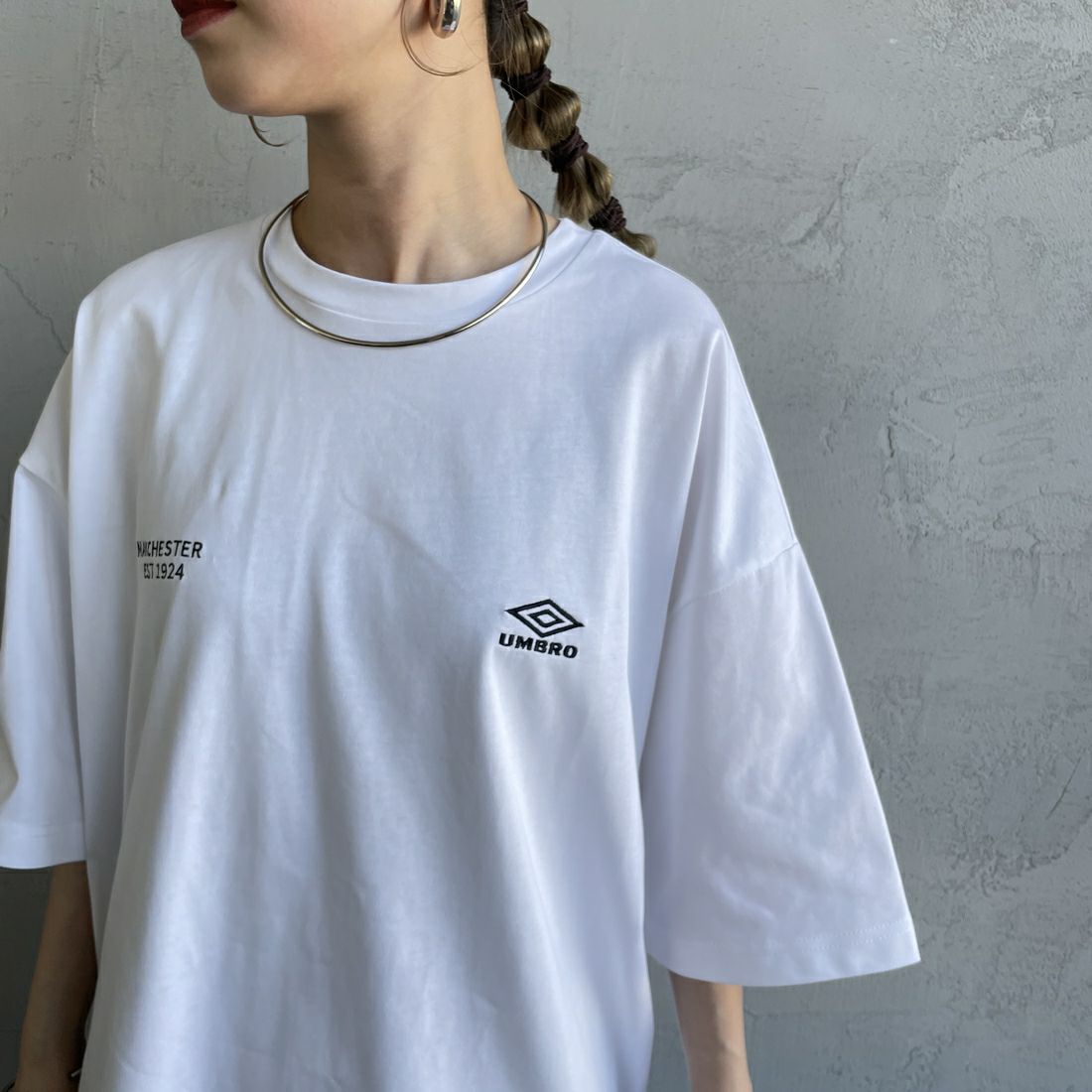 UMBRO [アンブロ] 別注 バックプリントTシャツ [KBT101-NK-03-JF] WHITE &&モデル身長：150cm 着用サイズ：S&&