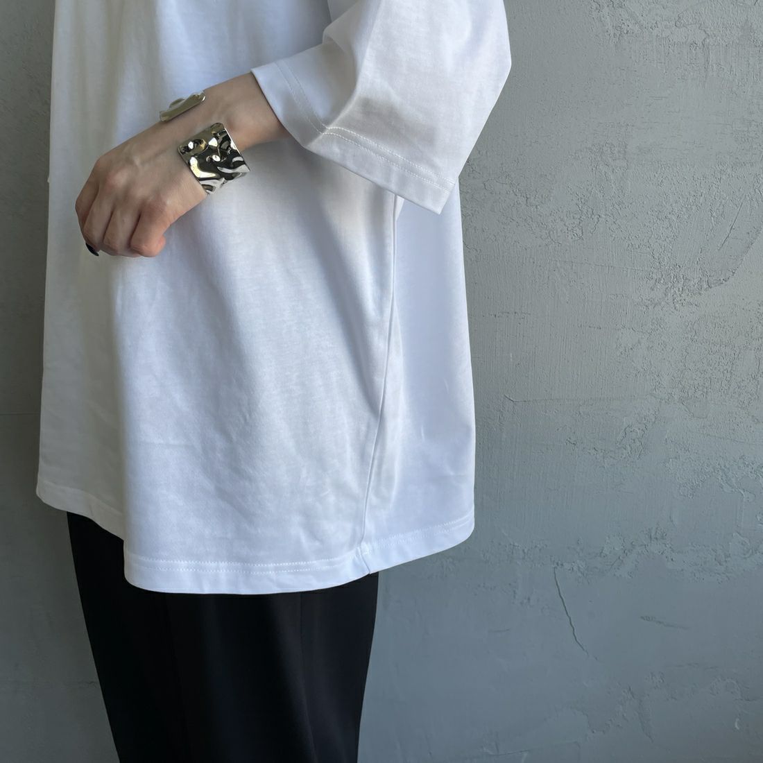 UMBRO [アンブロ] 別注 バックプリントTシャツ [KBT101-NK-03-JF] WHITE &&モデル身長：150cm 着用サイズ：S&&