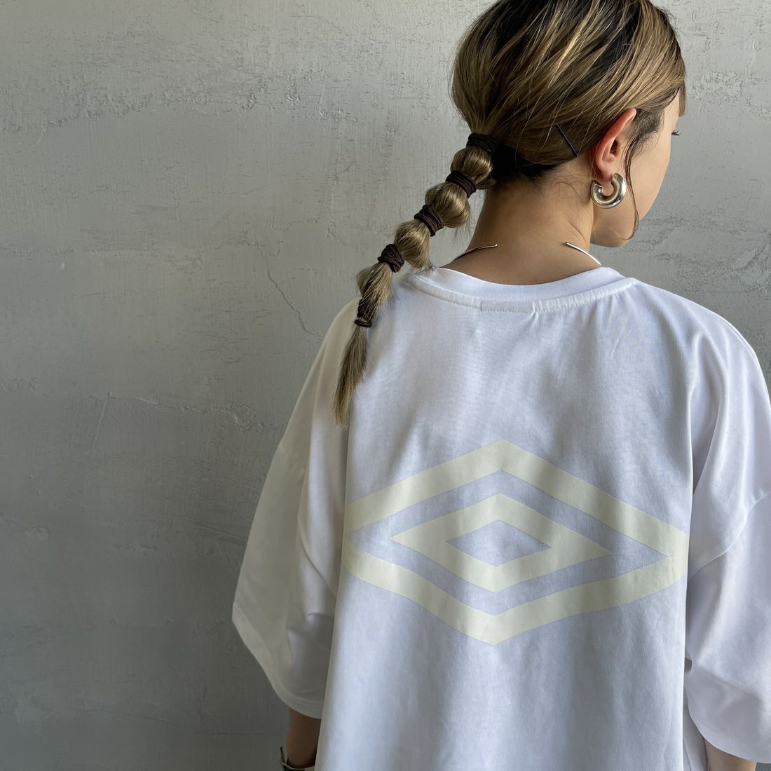 UMBRO [アンブロ] 別注 バックプリントTシャツ [KBT101-NK-03-JF] WHITE &&モデル身長：150cm 着用サイズ：S&&