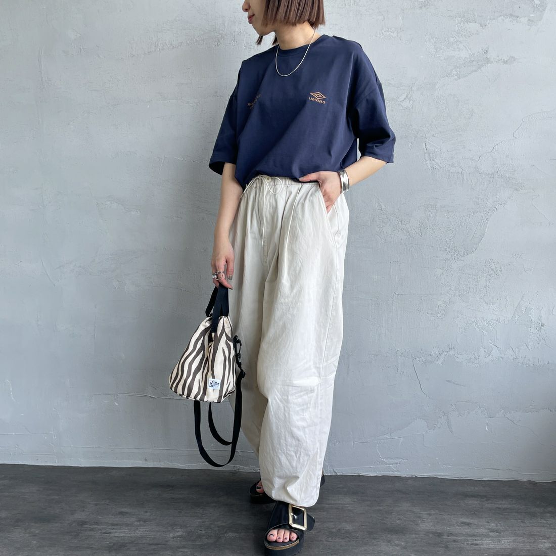 UMBRO [アンブロ] 別注 バックプリントTシャツ [KBT101-NK-03-JF] NAVY &&モデル身長：159cm 着用サイズ：S&&
