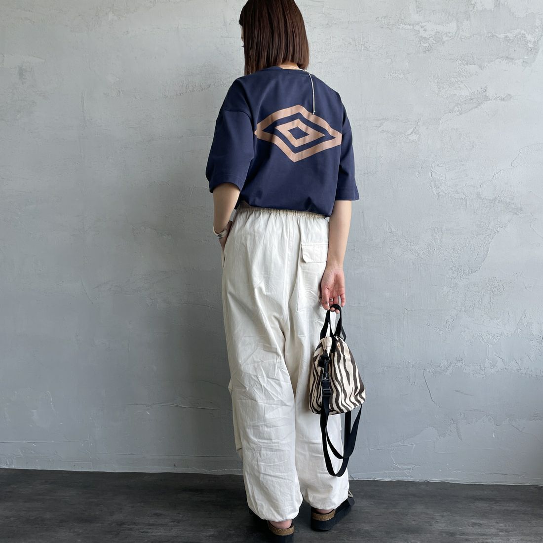 UMBRO [アンブロ] 別注 バックプリントTシャツ [KBT101-NK-03-JF] NAVY &&モデル身長：159cm 着用サイズ：S&&