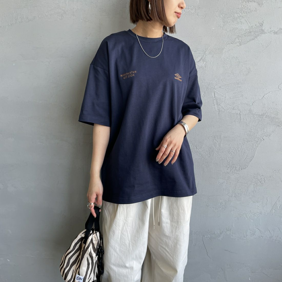 UMBRO [アンブロ] 別注 バックプリントTシャツ [KBT101-NK-03-JF] NAVY &&モデル身長：159cm 着用サイズ：S&&