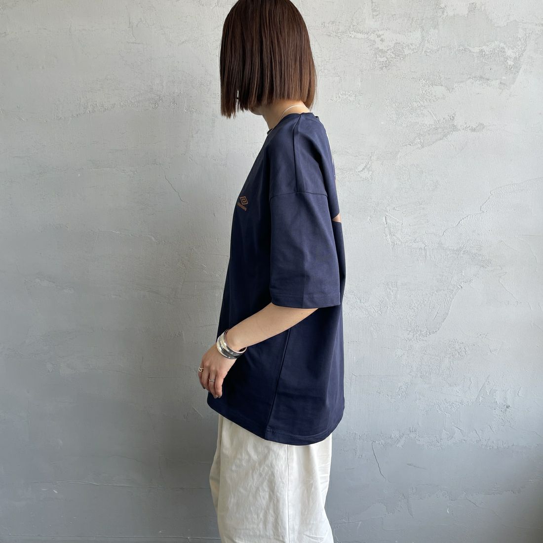 UMBRO [アンブロ] 別注 バックプリントTシャツ [KBT101-NK-03-JF] NAVY &&モデル身長：159cm 着用サイズ：S&&