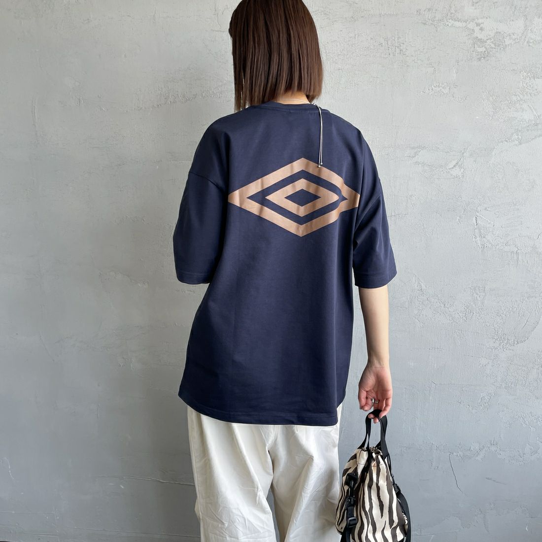 UMBRO [アンブロ] 別注 バックプリントTシャツ [KBT101-NK-03-JF] NAVY &&モデル身長：159cm 着用サイズ：S&&