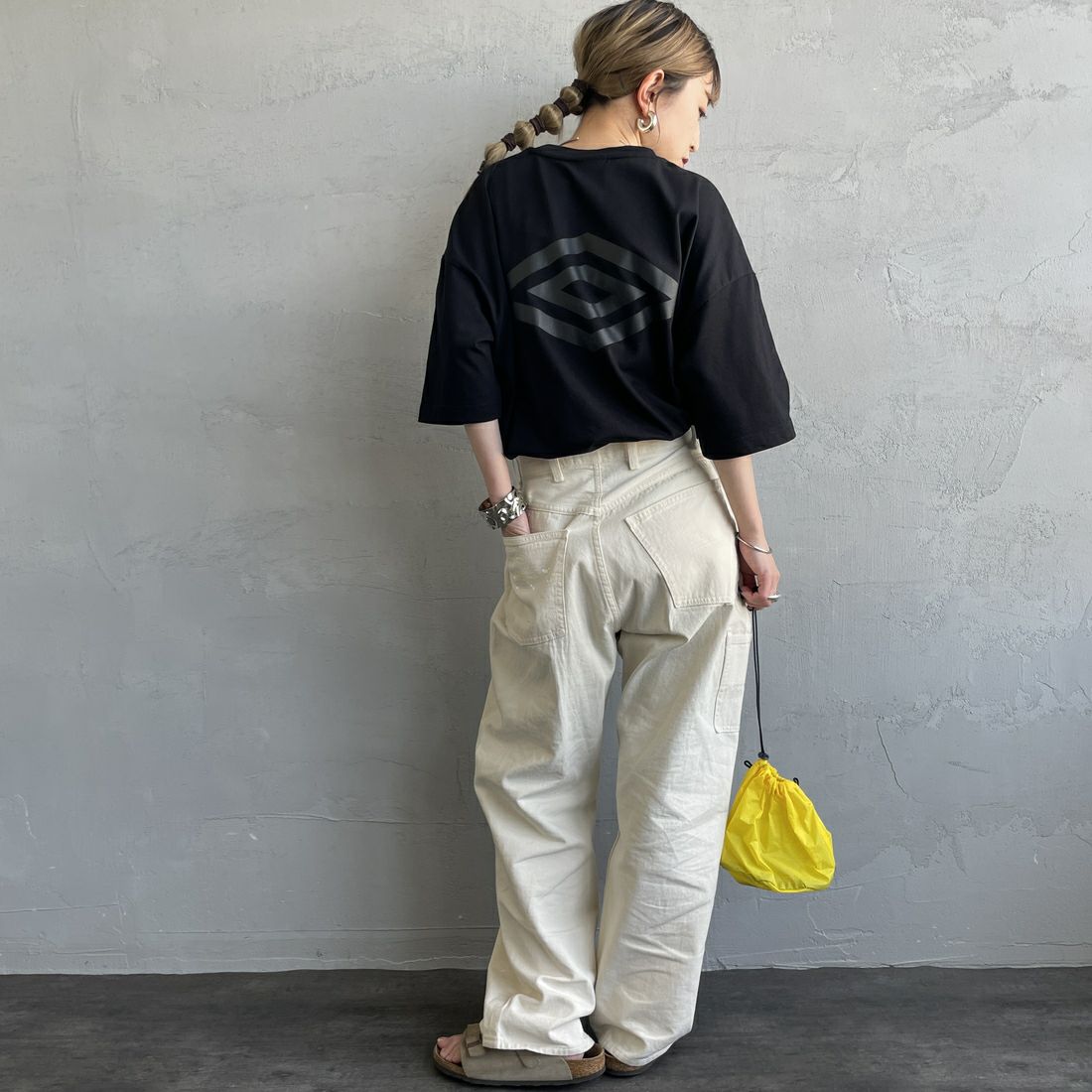 UMBRO [アンブロ] 別注 バックプリントTシャツ [KBT101-NK-03-JF] BLACK &&モデル身長：150cm 着用サイズ：S&&